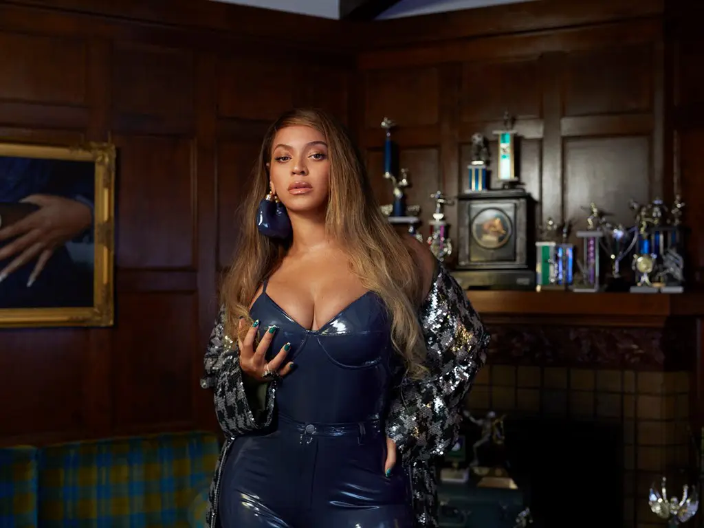 بیانسه جیزل نولز لباس چرمی دکولته